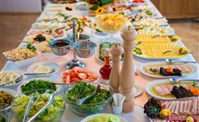 NAT*** - Krynica Zdrój - Vystavená bufetová snídaně hotelové restaurace NAt