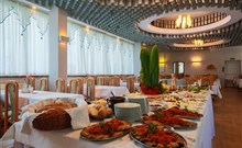 NAT*** - Krynica Zdrój - Pohled na buffetovou nabídku stravy v hotelu NAT
