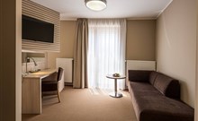 LÉTO PLNÉ ZÁŽITKŮ - Horský hotel Lorkova vila - Čeladná - pokoj PREMIUM, přední část