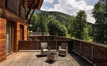 LÉTO PLNÉ ZÁŽITKŮ - Horský hotel Lorkova vila - Čeladná - pokoj PREMIUM, terasa