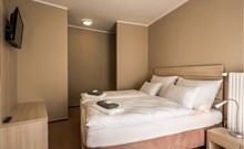 LÉTO PLNÉ ZÁŽITKŮ - Horský hotel Lorkova vila - Čeladná - pokoj SUITE, ložnice