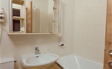 PARKHOTEL KIRCHBERG - Kirchberg - PARKHOTEL KIRCHBERG - umyvadlo s vanou a zrcadlem