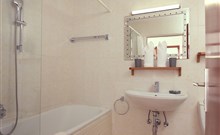 PARKHOTEL KIRCHBERG - Kirchberg - PARKHOTEL KIRCHBERG - vana se sprchou a umyvadle
