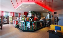 VERDE CUPRA - Cupra Marittima - Pohled na bar s číšníkem připravující koktejl.