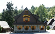 AURUM - Karlov pod Pradědem - penzion s restaurací, vpravo apartmánové domky