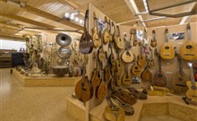 U ORLA - Ostružná - Petříkov - Expozice hudebních nástrojů v areálu Skiland Ostružná