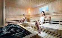 EUROPA FIT - Hévíz - Pohled na dvě ženy v sauně