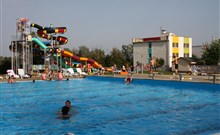 BONAPARTE a KORZIKA - Patince - Termální koupaliště Patince v pozadí penzion Bonaparte