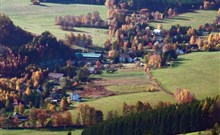 PARAMON - Suchá Rudná - letecký pohled na hotel a část obce Suchá Rudná