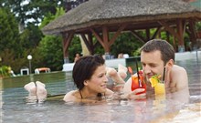 EUROPA FIT - Hévíz - Pár relaxující v bazénu