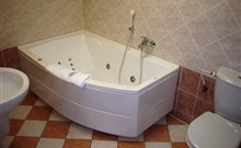 SCHAUMANNŮV DVŮR - Karlovice - koupelna s vířivou vanou