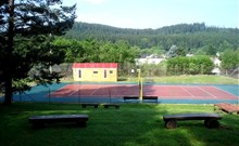 SCHAUMANNŮV DVŮR - Karlovice - tenisový kurt a letní chatka