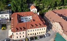 PODHRAD - Hluboká nad Vltavou - letecký pohled na hotel Podhrad a depandanci Knížecí dvůr
