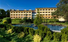 FRYMBURK - Frymburk - Pohled na budovy hotelu Frymburk.