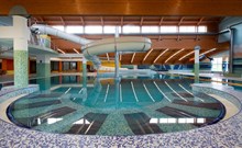FRYMBURK - Frymburk - Pohled na vířivý bazén s lehátky v hotelu Frymburk.