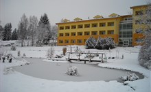FRYMBURK - Frymburk - Zimní pohled na hotel Frymburk přes jezírko.