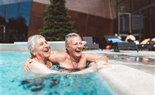 BREZA**** - Terme Olimia - Pár seniorů smějícíc se v termálním bazéně.