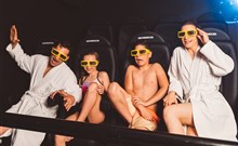 BREZA**** - Terme Olimia - Rodina s dětmi sleduje 3D film v kině hotelu Breza.