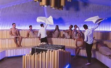 BREZA**** - Terme Olimia - Muži ovívají ručníky klienty saunového centra.